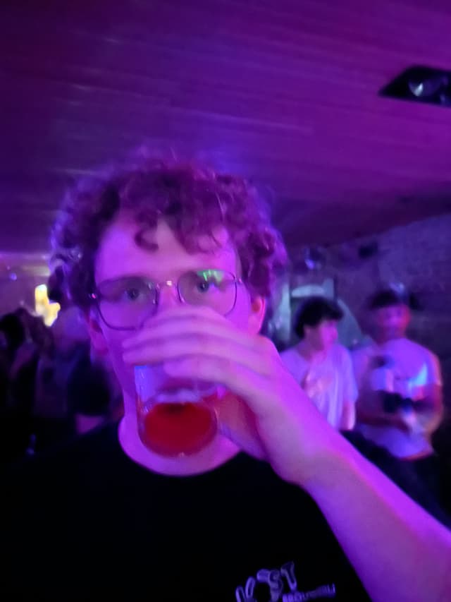 Carlo met bril en bier