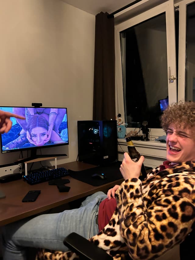 Lucas in een panter badjas
